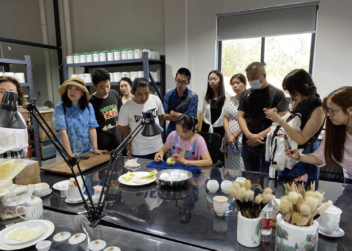 学员观摩釉下五彩工艺
