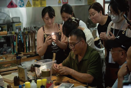 教师示范传统银饰技法